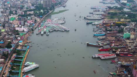 Vista-Aérea-Panorámica-Del-Puerto-De-Dhaka-En-El-Río-Buriganga-En-Dhaka,-La-Capital-De-Bangladesh.