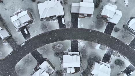 lluvias de nieve que caen sobre casas y hogares en el vecindario de estados unidos