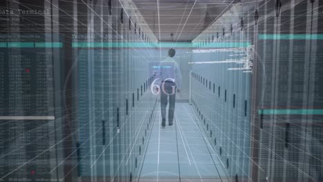 animación de procesamiento de datos y hacker sobre empresario caucásico en la sala de servidores