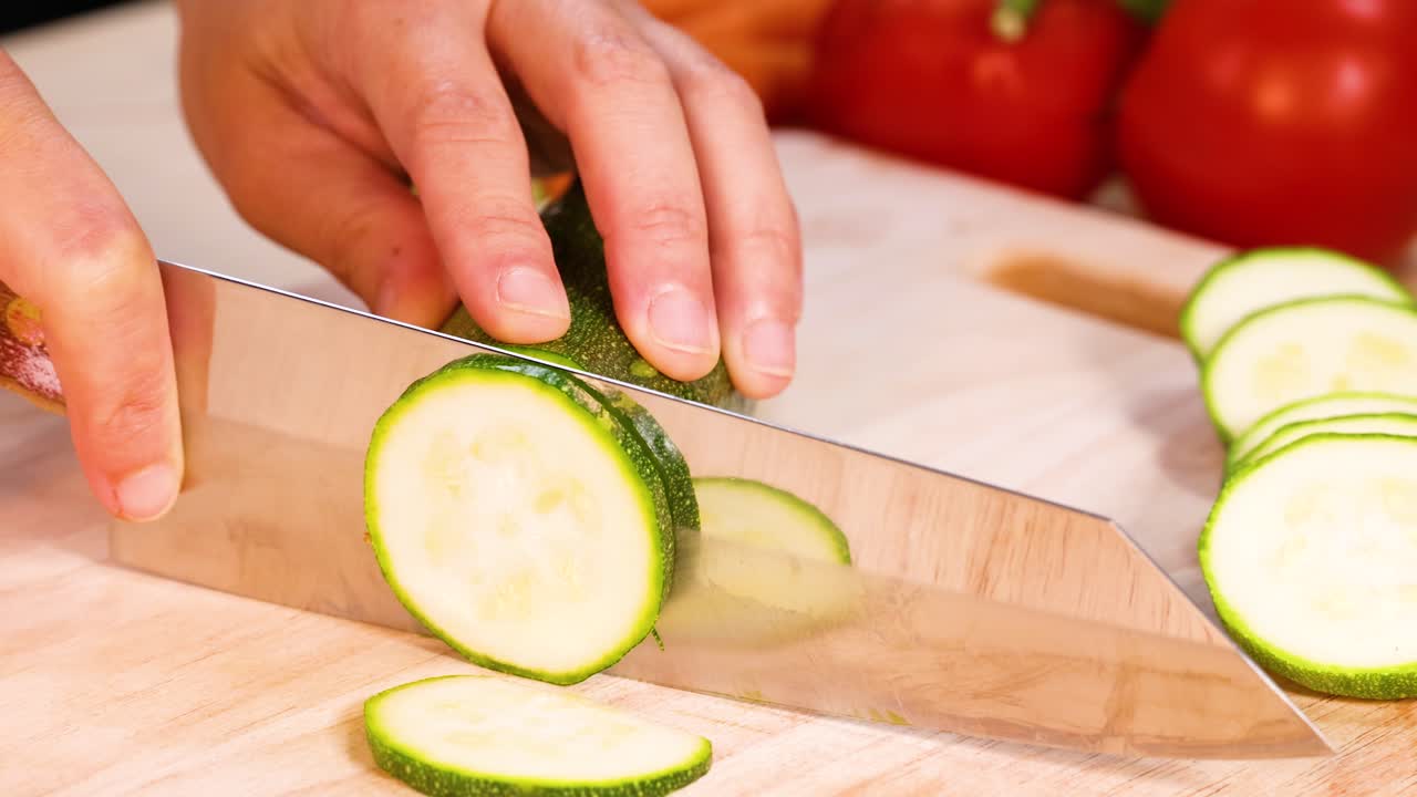 pepino siendo cortado con un cuchillo a bordo