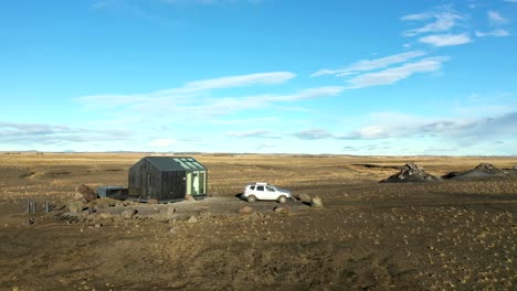 vehículo que sale de una cabina de cristal y conduce a un terreno desconocido, exploración de islandia