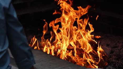 cuadros secuenciales de un fuego ardiendo intensamente