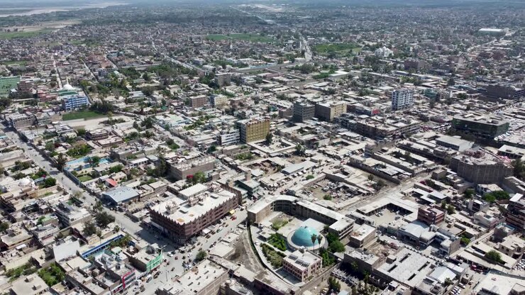 una vista aérea abarrotada de la ciudad de jalalabad