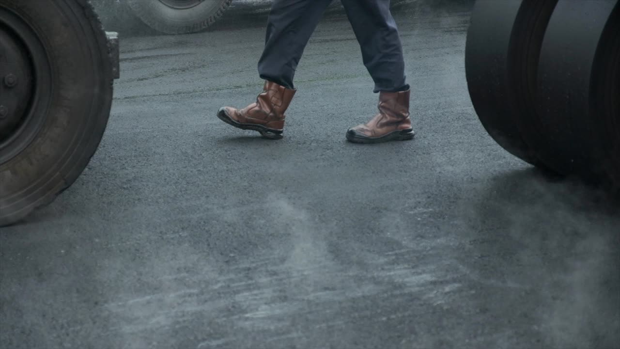 기압 타이어 롤러에 물을 뿌리는 것