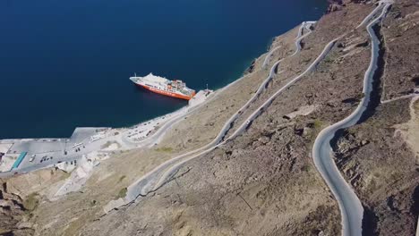 Vista-Aérea-De-Drones-De-4k-Sobre-La-Sinuosa-Carretera-Del-Puerto-De-Santorini