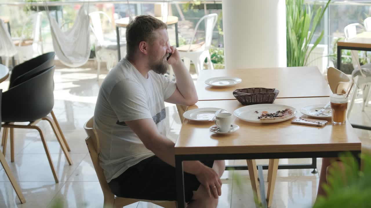 Una pareja comiendo pizza en un restaurante.
