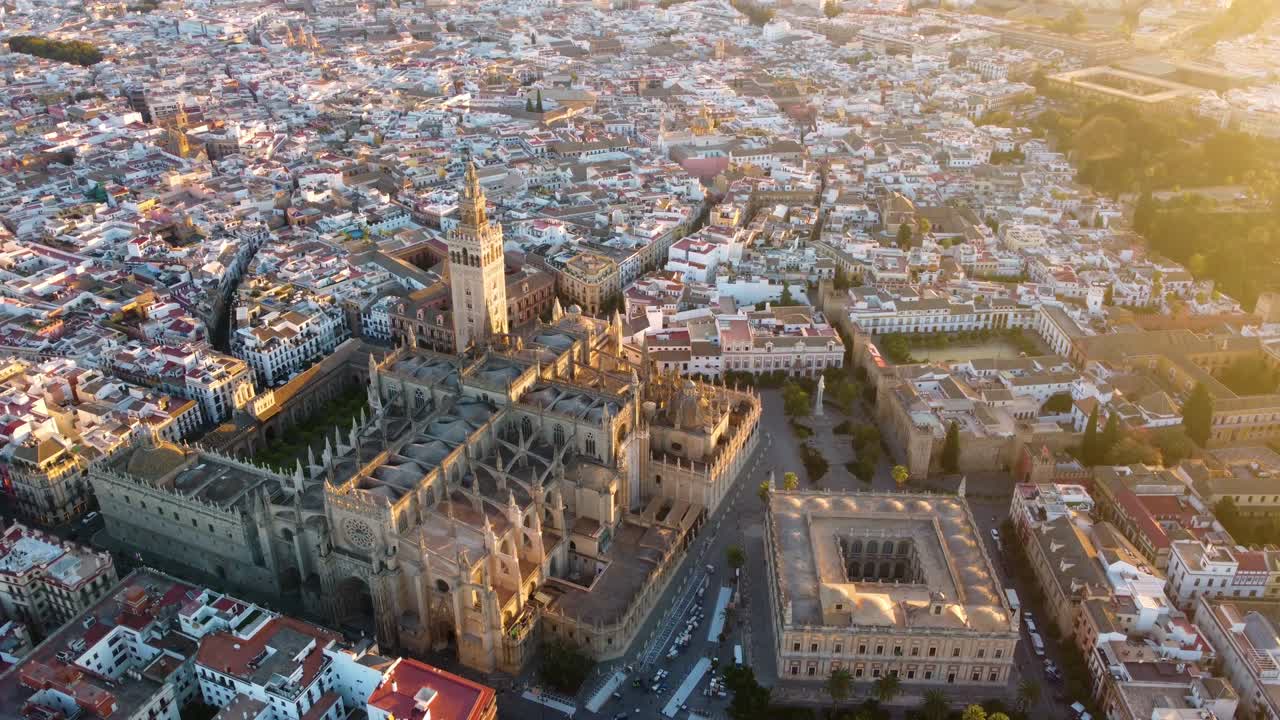 세비야 대성당 (catedral de sevilla) - 스페인의 아름다운 도시 세비야의 해가 뜨는 순간의 드론 촬영.