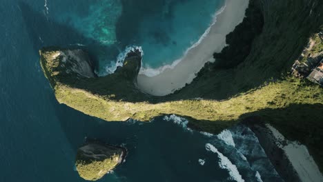 keling king beach nusa penida empuje aéreo en el sobrevuelo drone disparado, vertical, salpicando las olas del océano en un acantilado