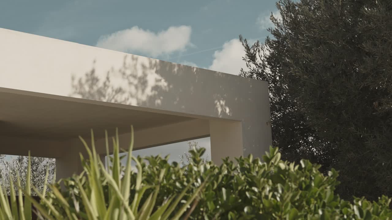 Architettura mediterranea in un arco di resort a Ibiza al tramonto