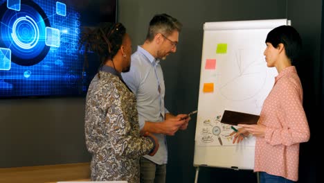 Führungskräfte-Aus-Der-Wirtschaft-Diskutieren-über-Whiteboard-Im-Konferenzraum-4K