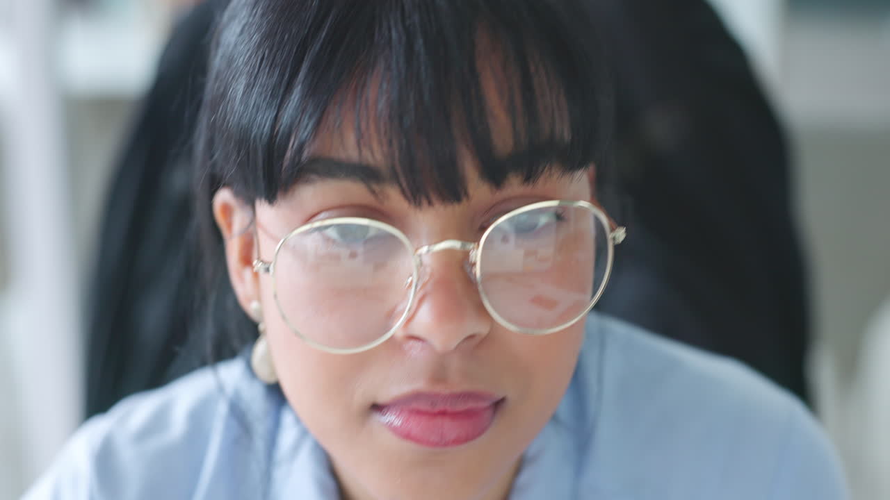 컴퓨터, 작업 및 안경을 착용 한 여성의 얼굴