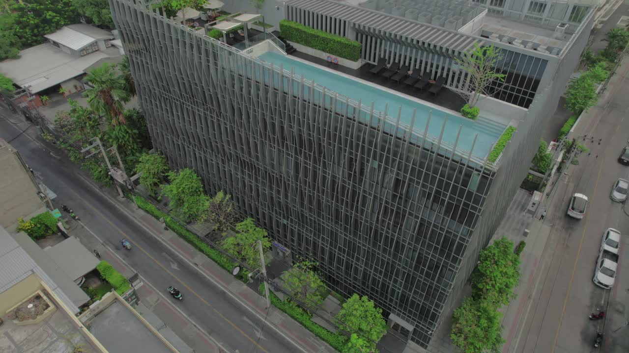 centro comercial con piscina en la ciudad de bangkok, tailandia_vista de drones