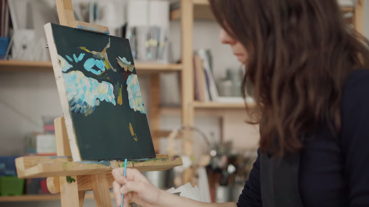 예술 스튜디오 에서 초상화 를 그리는 여자