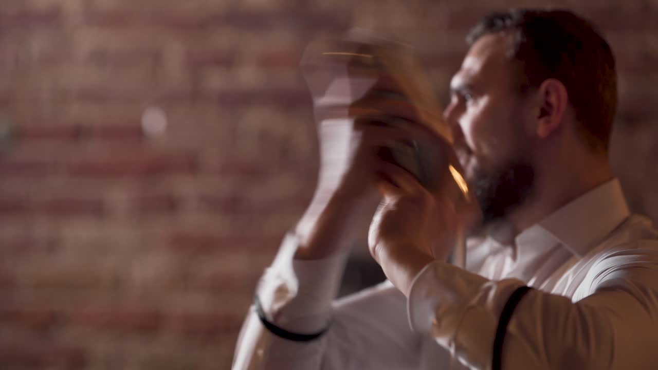 바텐더가 칵테일을 흔들고 있다