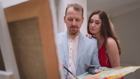 modelo y maestro de arte forjan un vínculo único. la mujer crea una conexión tierna e íntima compartiendo un momento de colaboración artística. atmósfera serena