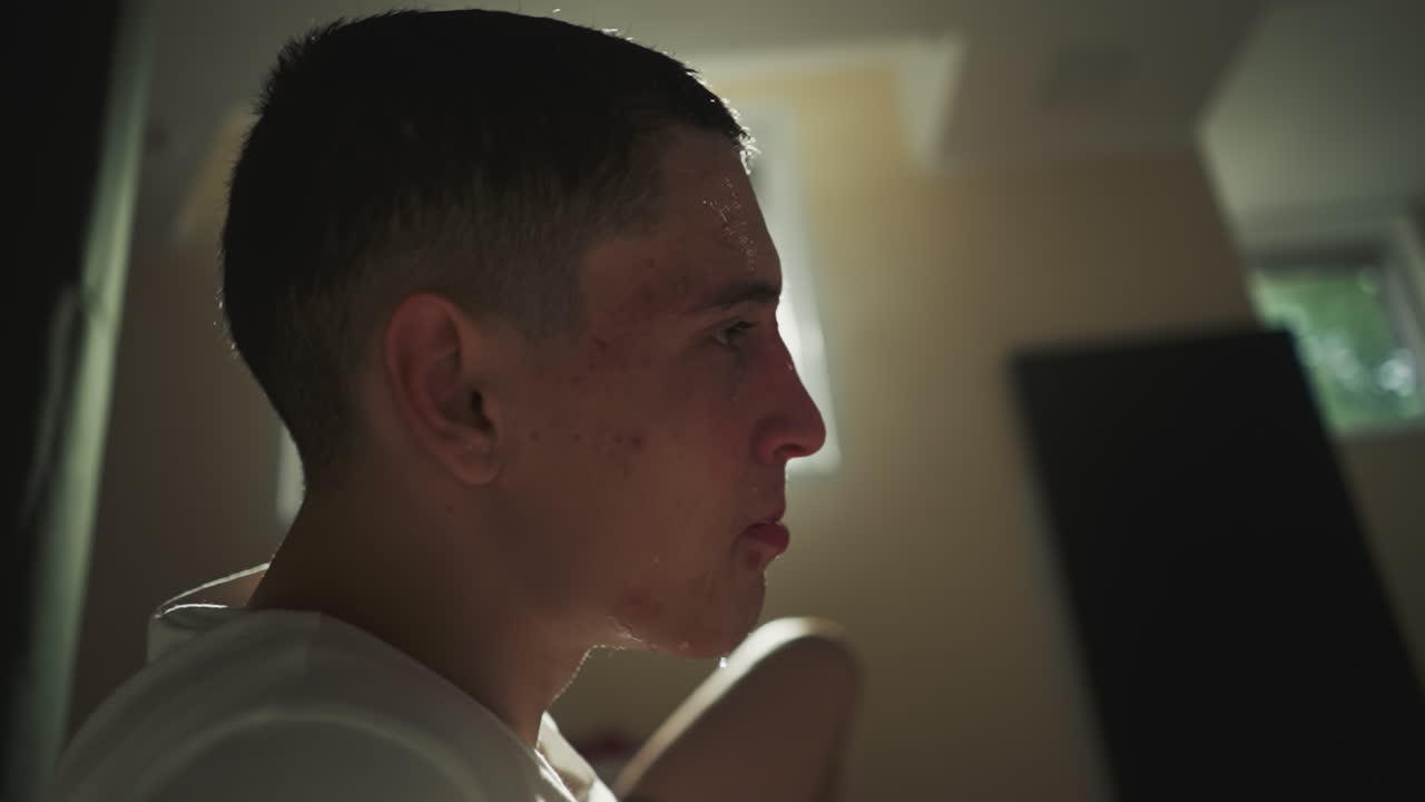 우울한 남성 운동 선수가 스포츠 클럽의 지하실에서 피곤한 권투 운동 후에 휴식을 취하고 있습니다. 활동적이고 까다로운 스포츠. 체육관에서 열심히 일해서 을 흘리고 있습니다.