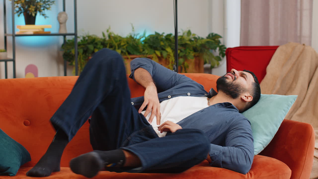 hombre indio sensación repentina fuerte dolor de estómago gastritis problema envenenamiento diarrea en casa