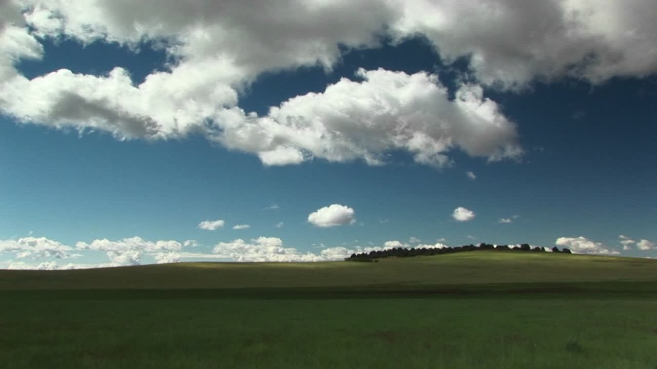 tiro largo de colinas cubiertas de hierba fuera del parque nacional de zion en utah 1