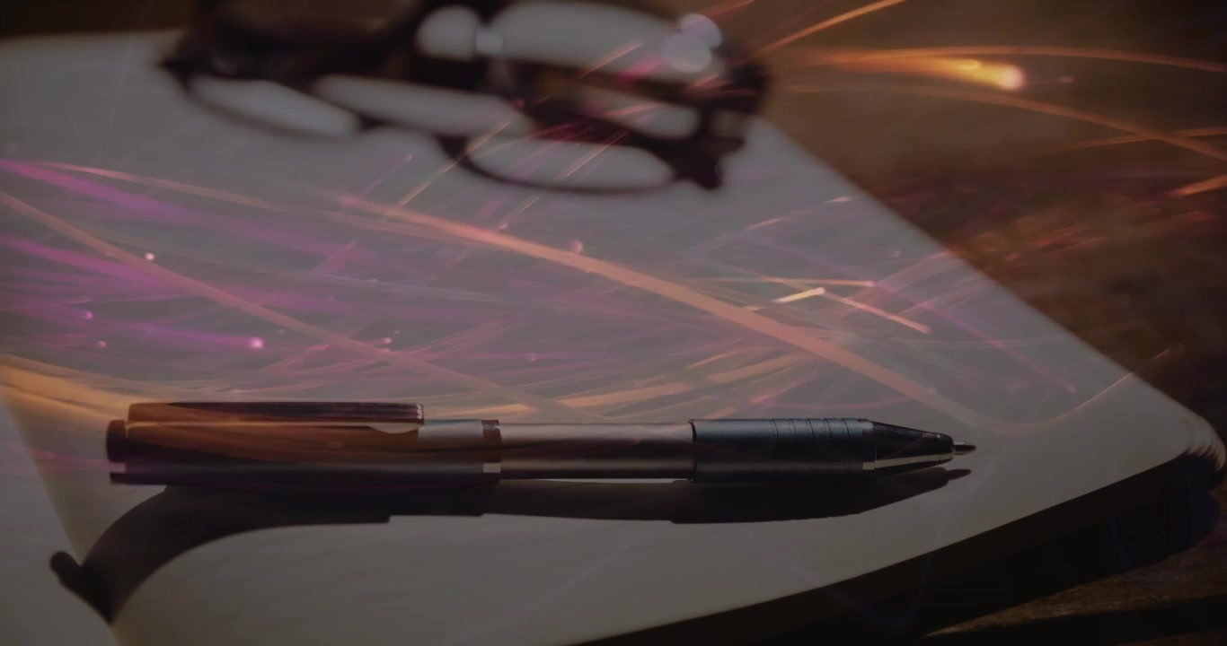 Estelas de luz animadas de color naranja y rosa emergiendo desde el borde izquierdo a través del papel hacia un bolígrafo, energizando la escena