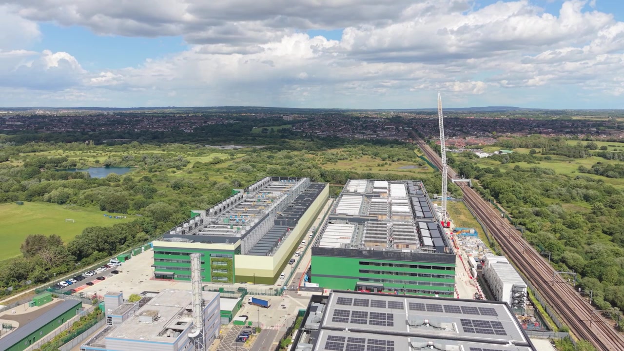 Panoramica di una struttura di data center vicino a una linea ferroviaria in costruzione.