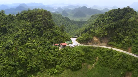imágenes de drones de motocicletas recorriendo el geoparque de la meseta de karst de dong en vietnam