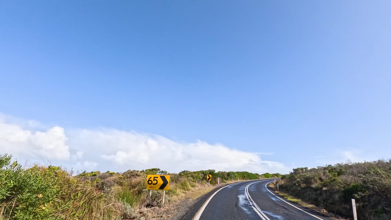 울창 한 풍경 과 휘어지는 도로 를 가로질러 운전