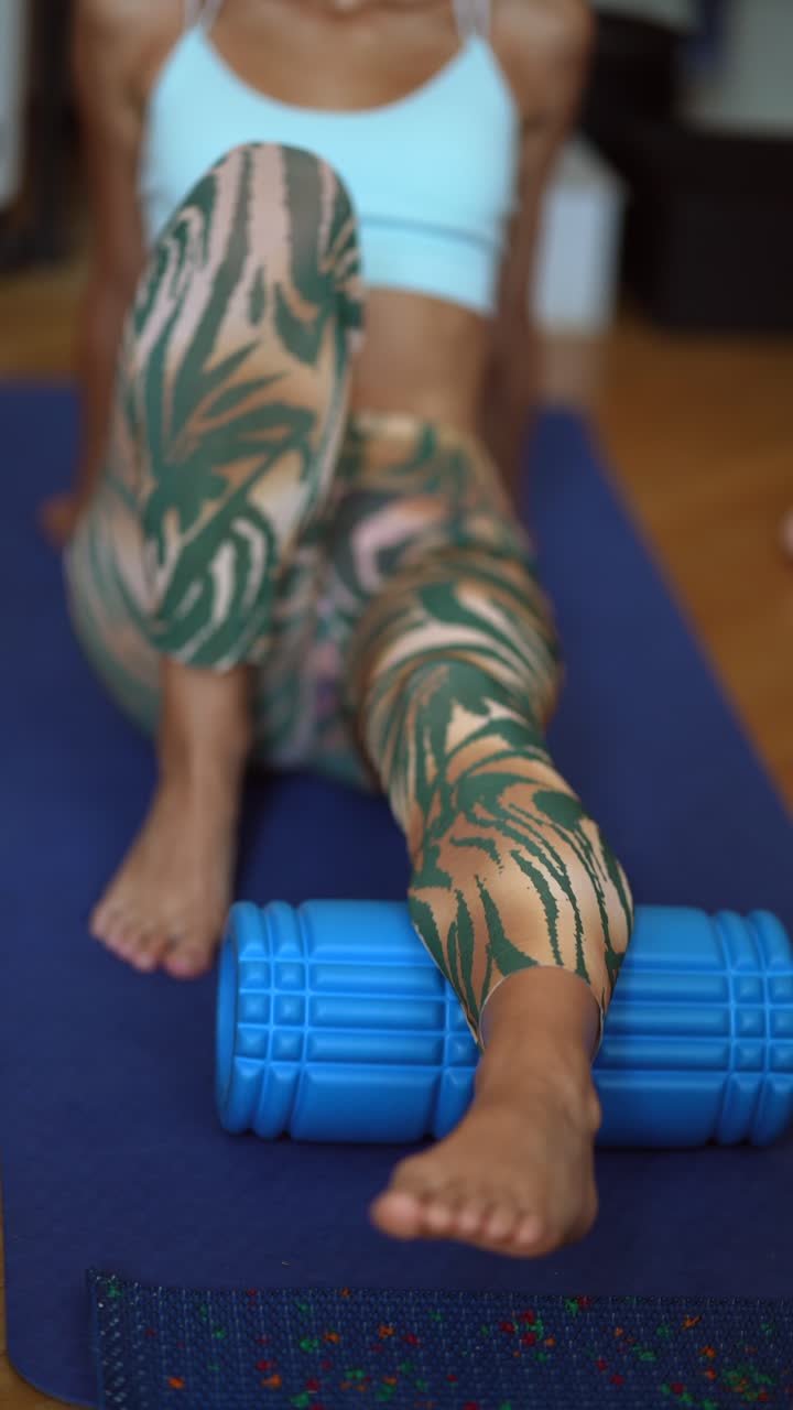 mujer de espuma rodando su pierna