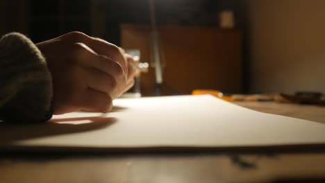 crisis creativa, con el lápiz de color en la mano sobre un papel en blanco, de cerca