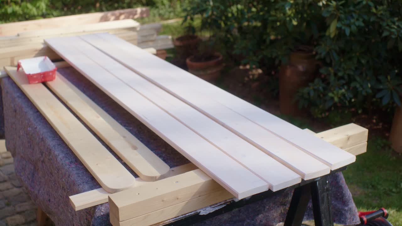 primer plano de la madera pintada de blanco