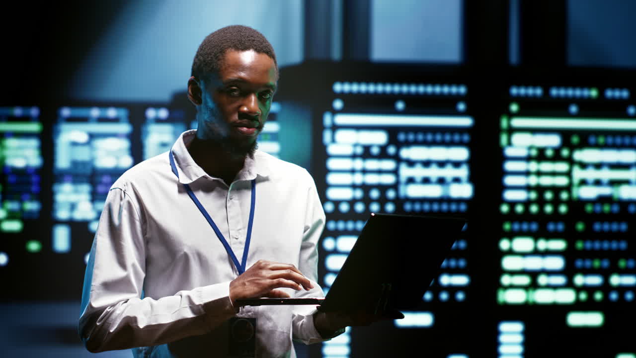 experto que usa tablets para analizar servidores