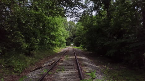 Antena-4k-Sobre-Vías-De-Tren-A-Través-Del-Bosque