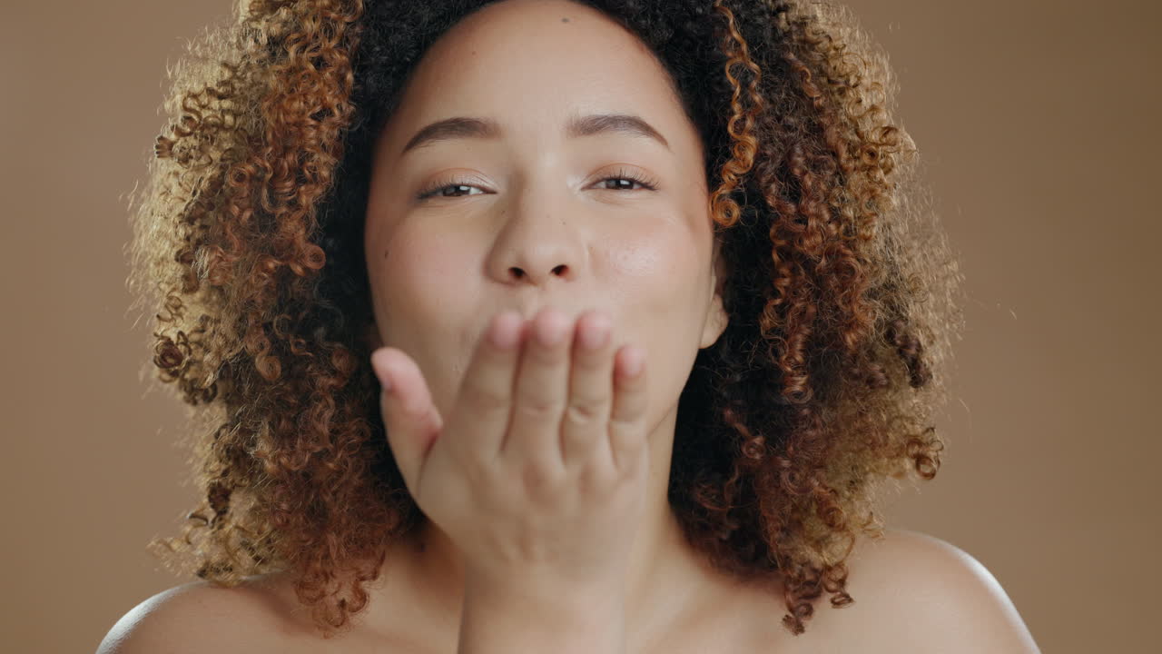 soplando besos, coqueteando y la cara de la mujer negra
