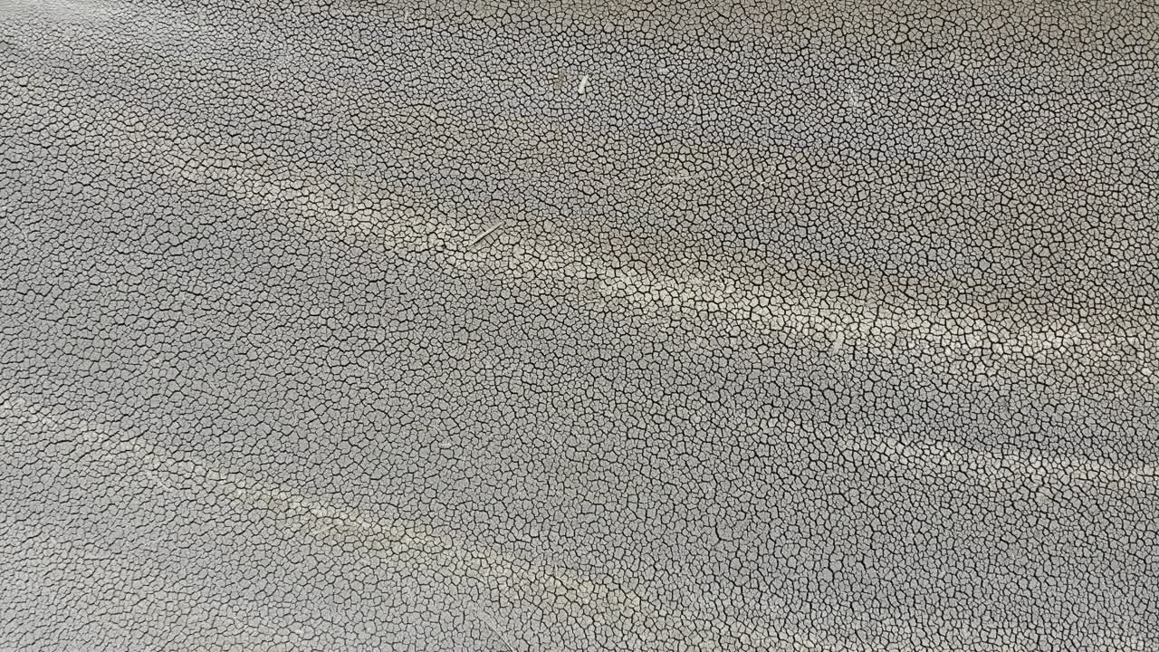 suelo agrietado. disparo aéreo. disparo zenital