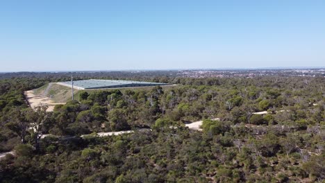 Depósito-De-Agua-Y-Techo-Asegurado-En-Zona-Forestal-Con-Sendero-Para-Caminar-Cerca