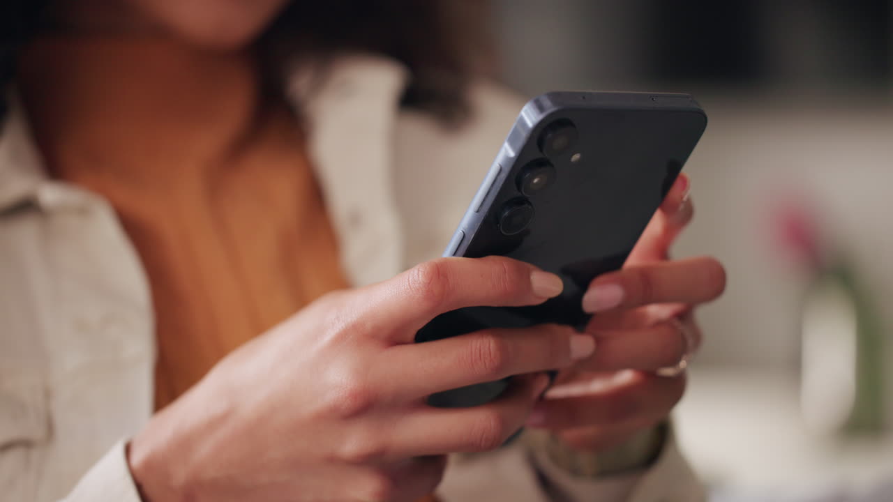 스마트 폰을 사용하는 여성