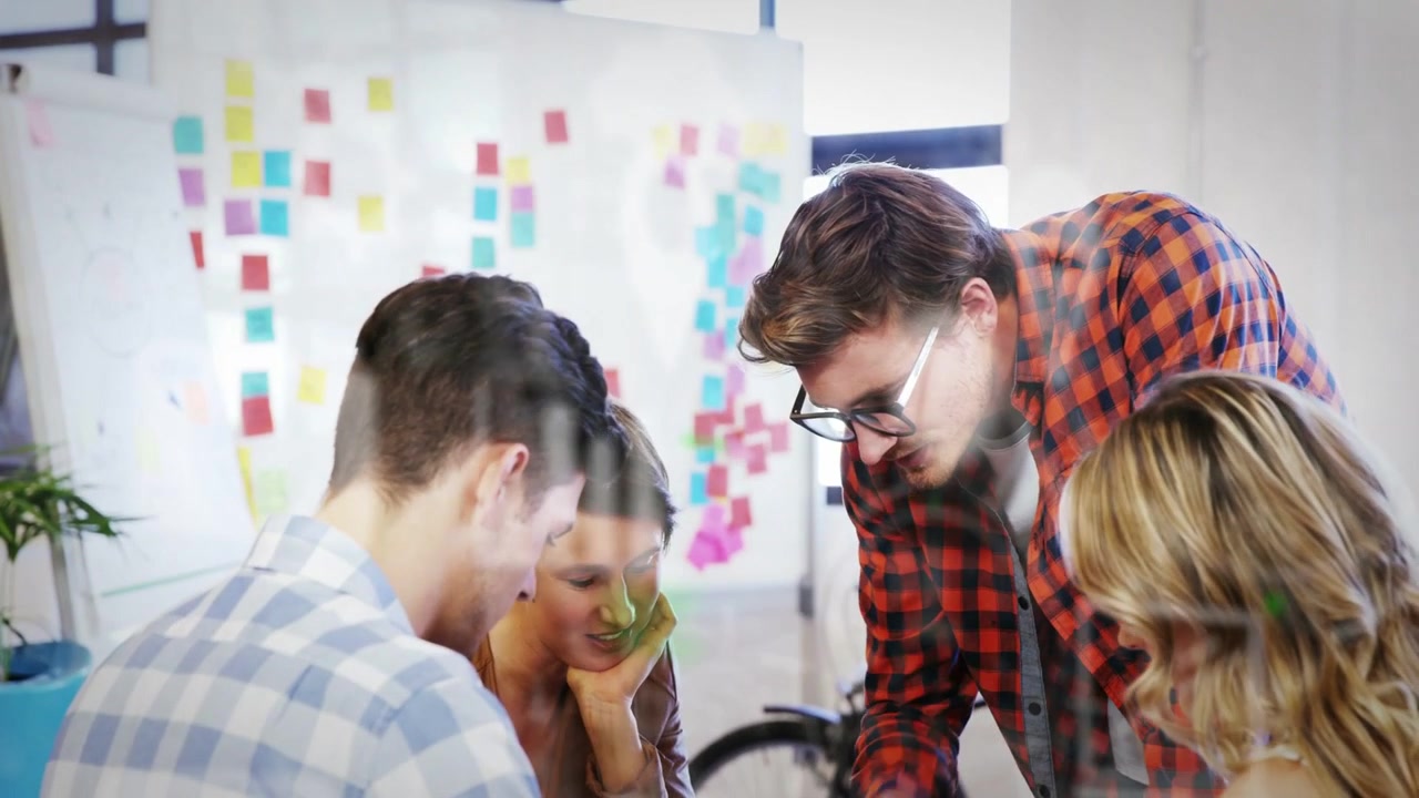 Uomo in piedi che indica delle pagine e conduce una revisione d'ufficio, mentre post-it animati evidenziano idee.