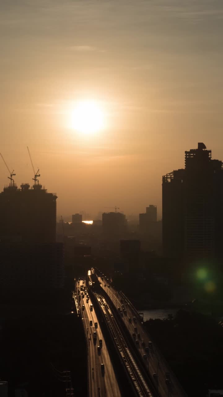Time-lapse do Nascer do Sol Sobre Rodovia Urbana Movimentada e Horizonte