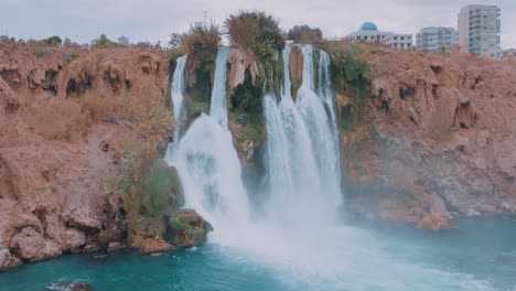 impresionante cascada en el pavo