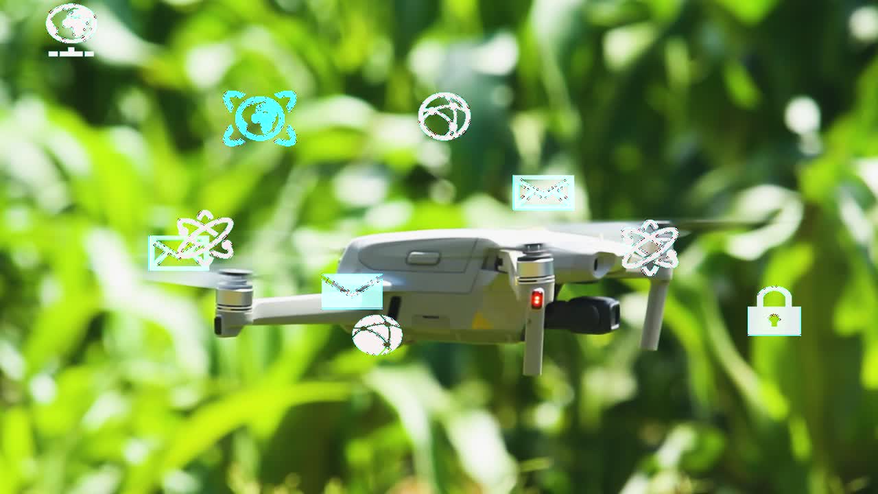 태블릿을 사용하는 젊은 남성 아프리카 아이는 아프리카 외 ⁇ 의 시골 집에서 행복하고 흥분하고 있습니다.