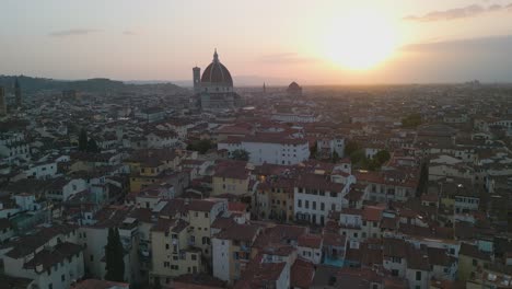 Aerial-drone-lifting-shot-of-the-large-Duomo-in-the-city-center-of-Florence-during-sunset