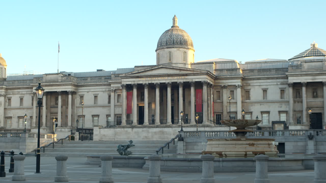 2020년 코비드 록다운 빈 와이드 샷 일출 동안 런던의 내셔널 갤러리