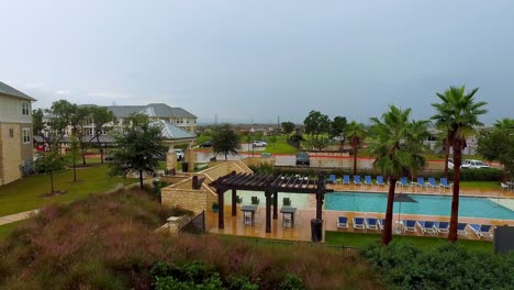un día nublado y aburrido y una tormenta junto a la piscina de los apartamentos