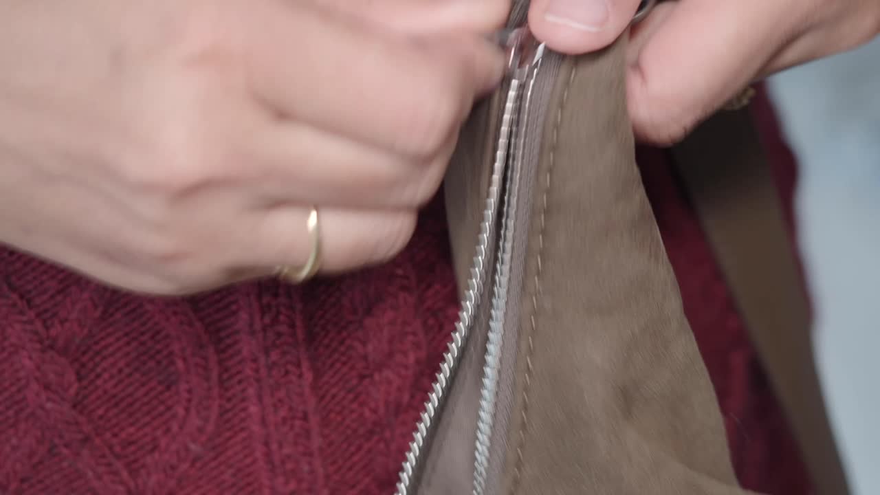 Primo piano di una cerniera di borsa