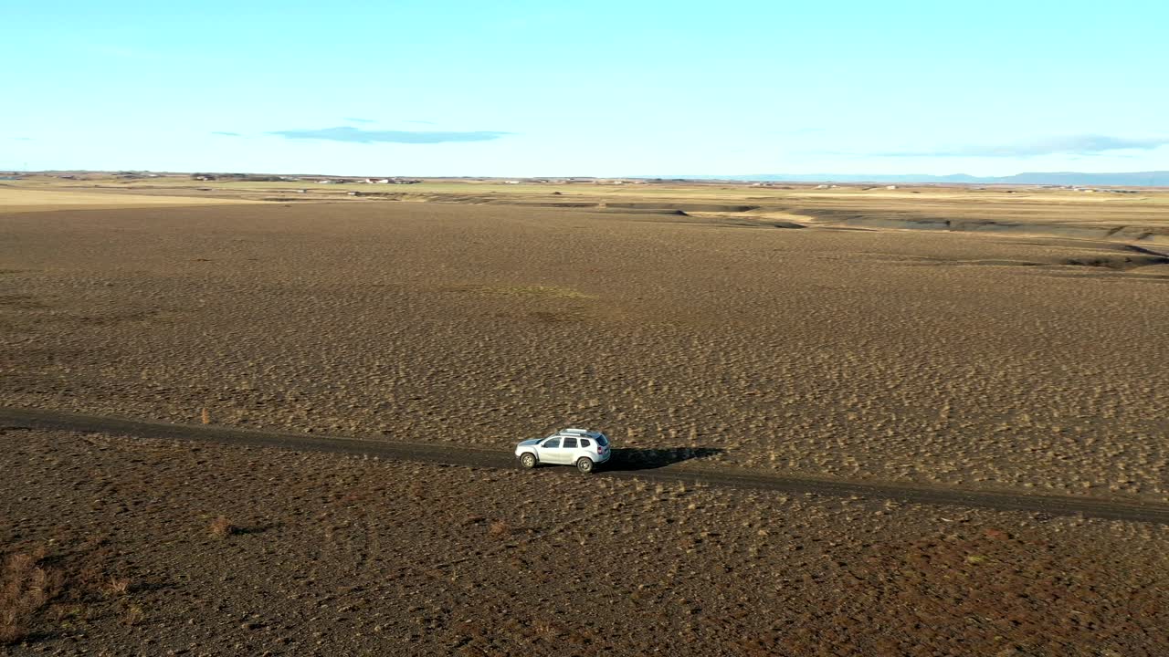시차 동작은 아이슬란드의 사막 도로에서 운전하는 오프로드 차량, 건조한 풍경을 따릅니다.