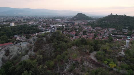 Vista-Aérea-Del-Paisaje-Urbano-De-La-Ciudad-De-Plovdiv-En-Bulgaria,-Volando-Por-La-Antigua-Torre-Del-Reloj