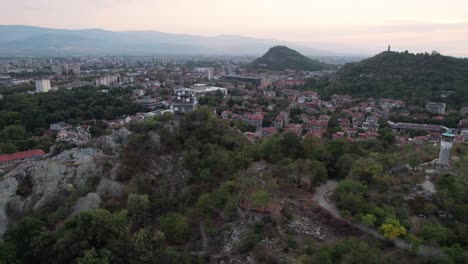 vista aérea de la ciudad de plovdiv en bulgaria, volando por la vieja torre del reloj