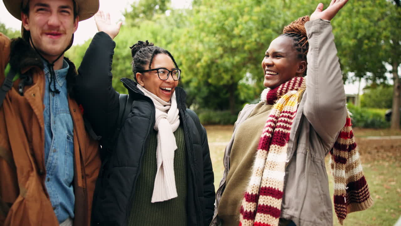 grupo, acampada y manos de personas en celebración