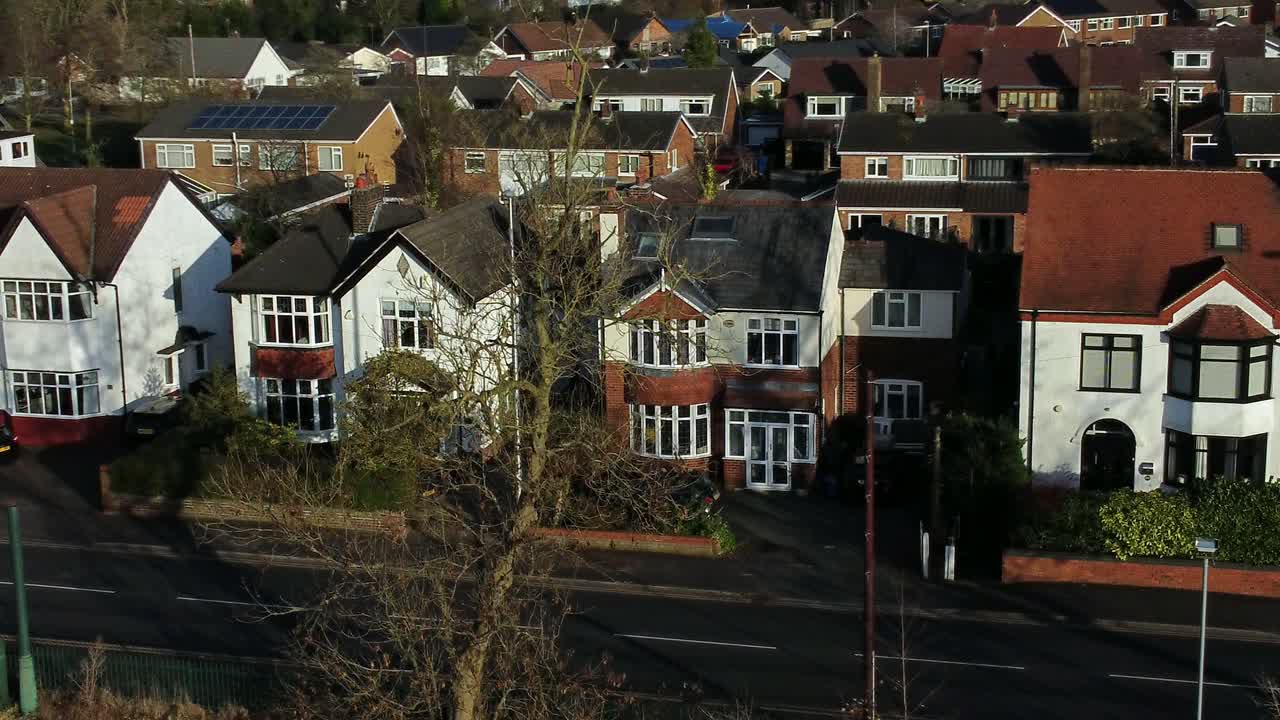 Luftfoto af dyre britiske middelklasse rækkehuse i et landligt forstadskvarter.