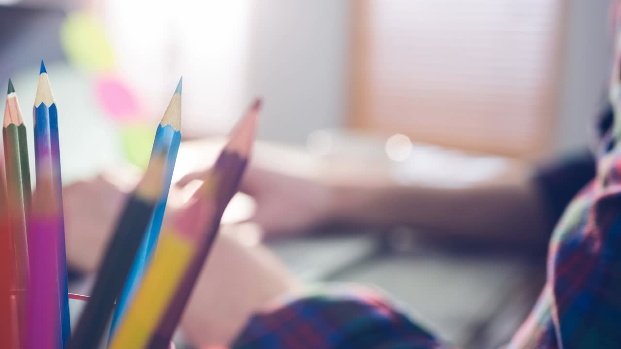 animación de una diseñadora de moda que trabaja en un estudio de moda