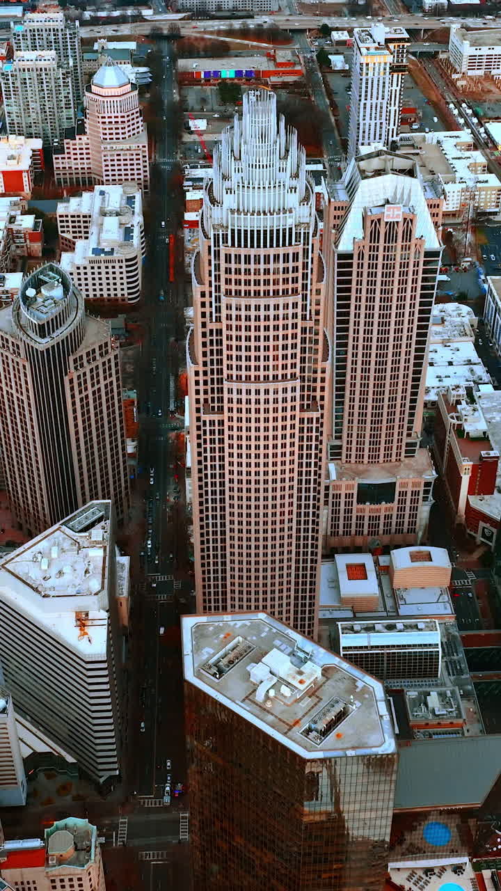 Alcuni splendidi grattacieli nel centro della zona residenziale americana. Vista dall'alto sul paesaggio urbano di Charlotte, Carolina del Nord. Video verticale